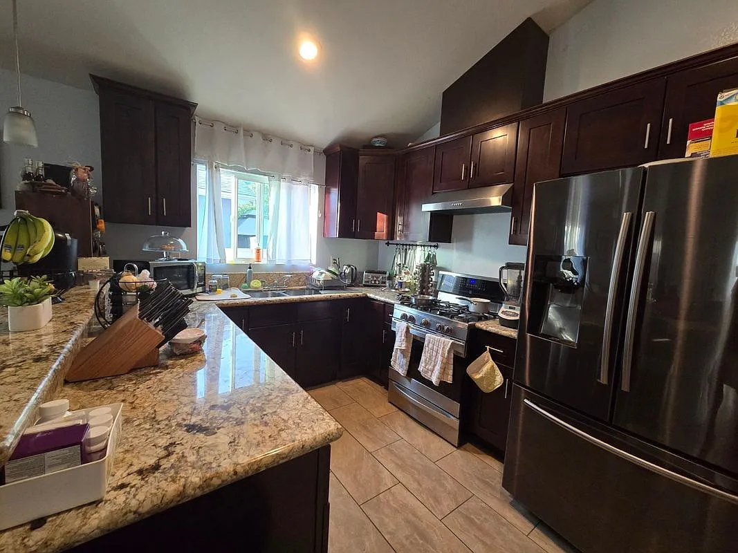 Studio, 1.0 bath, 200 sqft, $1,395 — Photo 2