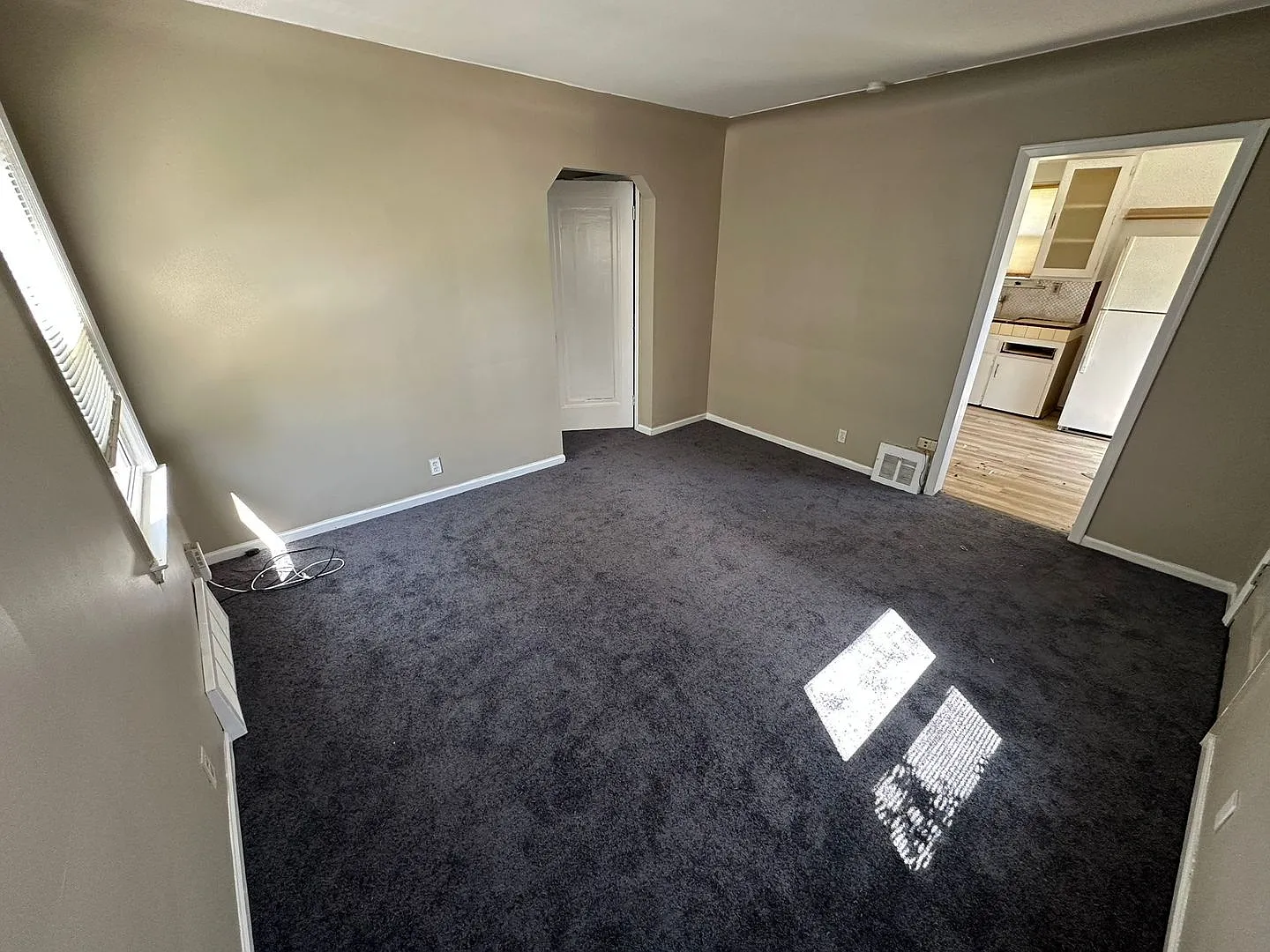 Beautiful Bungalow with Finished Basement and Garage — Photo 4