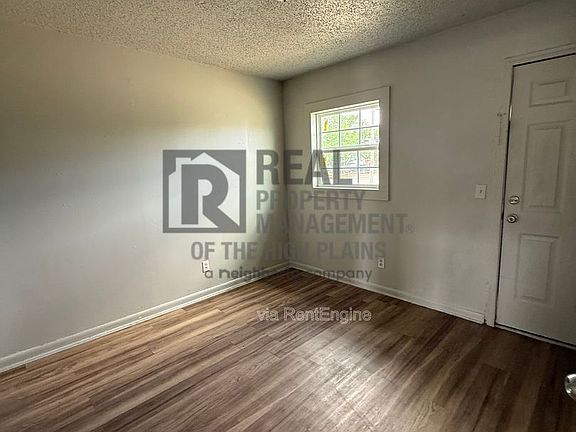 5th image of 1301 Evergreen St APT B
