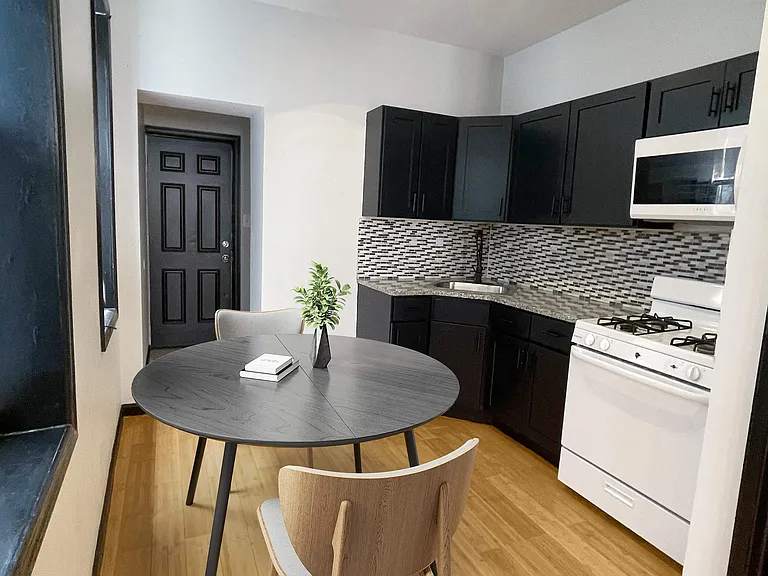 2420 N Garnet St — Photo 2