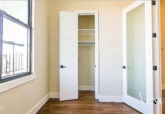 4th image of 567 Evergreen Ave #B1