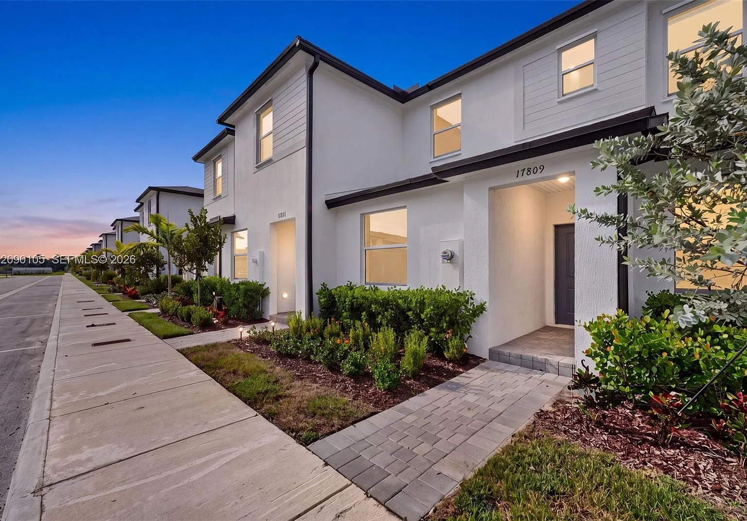 3 bed, 3.0 bath, 1300 sqft, $2,400 — Photo 2