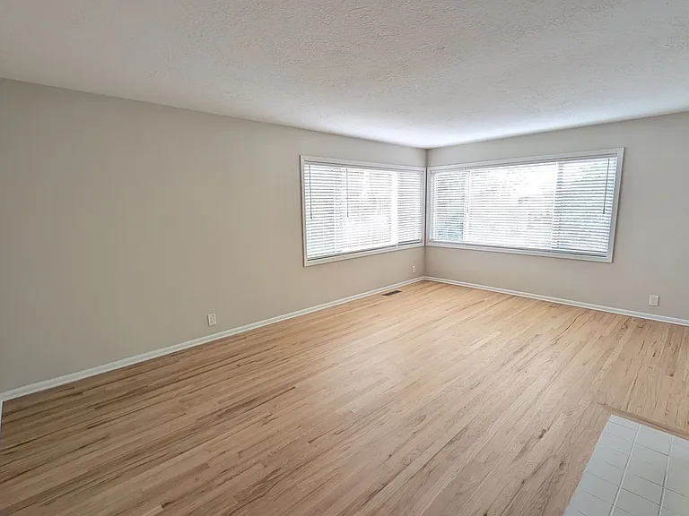326-334 SW Hamilton St — Photo 3