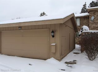 7338 Creek View Ct, West Bloomfield, MI