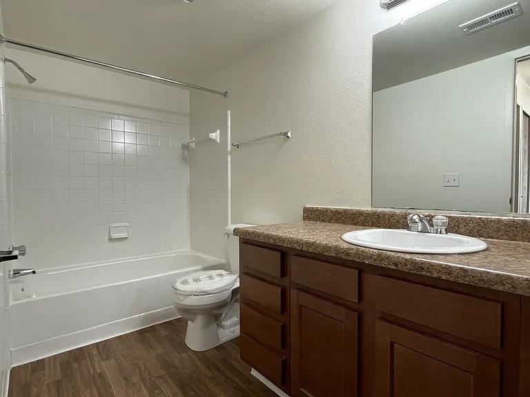 Windsor Place Apartments — Photo 36