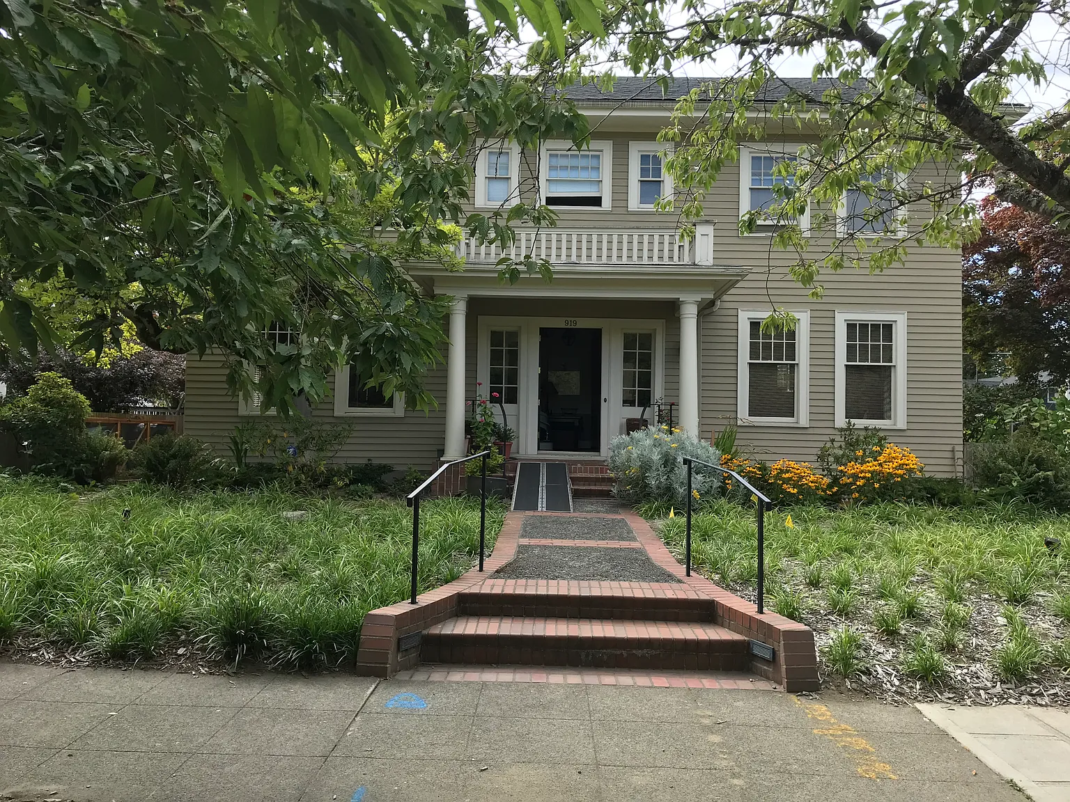1 bed, 1.5 bath, 2385 sqft, $1,090 — Photo 1