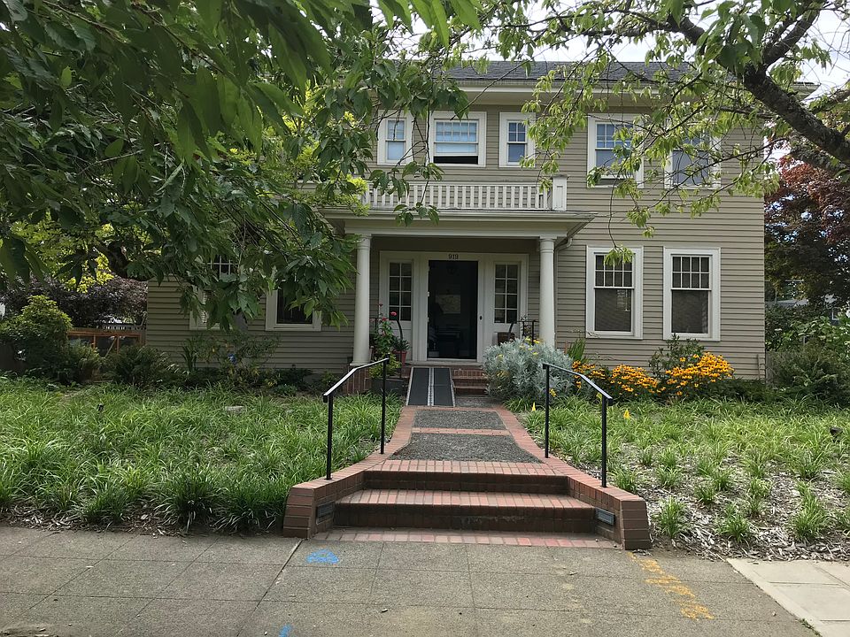 1st image of 919 21st Ave E #2