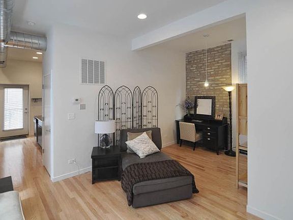 3rd image of 838 N Hoyne Ave APT 3R