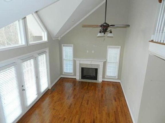 Living area w/fireplace, ceiling fans through out
