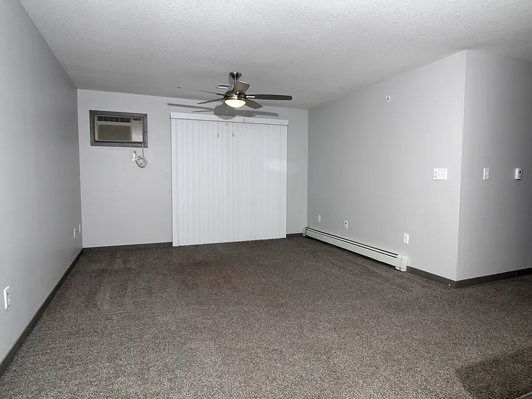 Hilltop Apartments — Photo 11