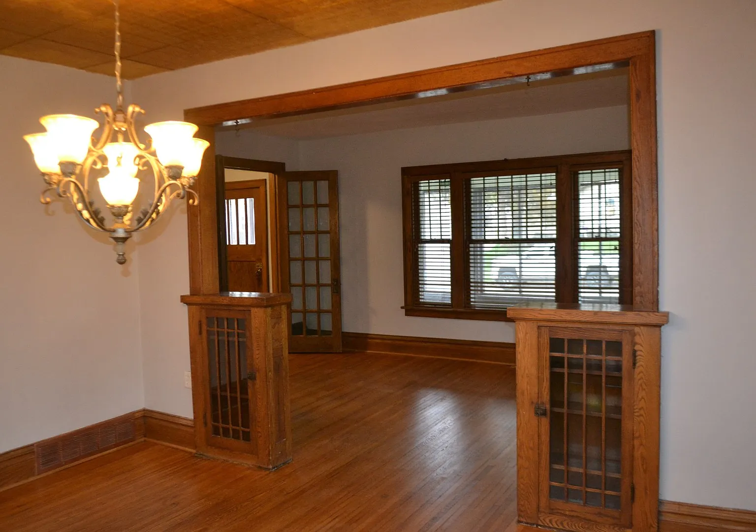 Historic Downtown Single Family Home for Rent! Claw foot tub and hardwood floors! Garage! — Photo 2