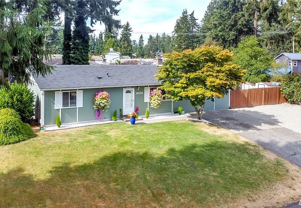 1st image of 19306 Crescent Dr E