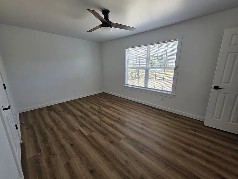 2400 SE Jayel Ter #4 — Photo 2