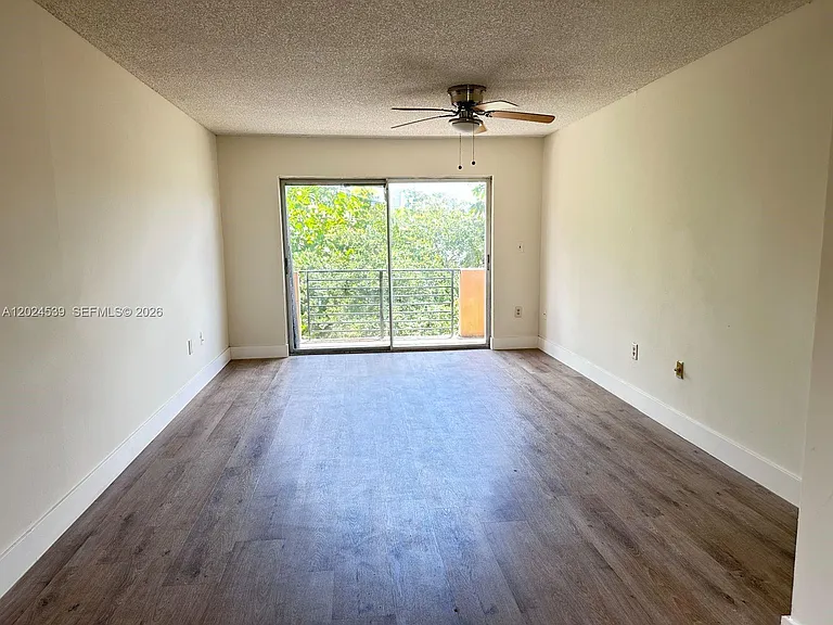 365 NE 125th St #306 — Photo 2