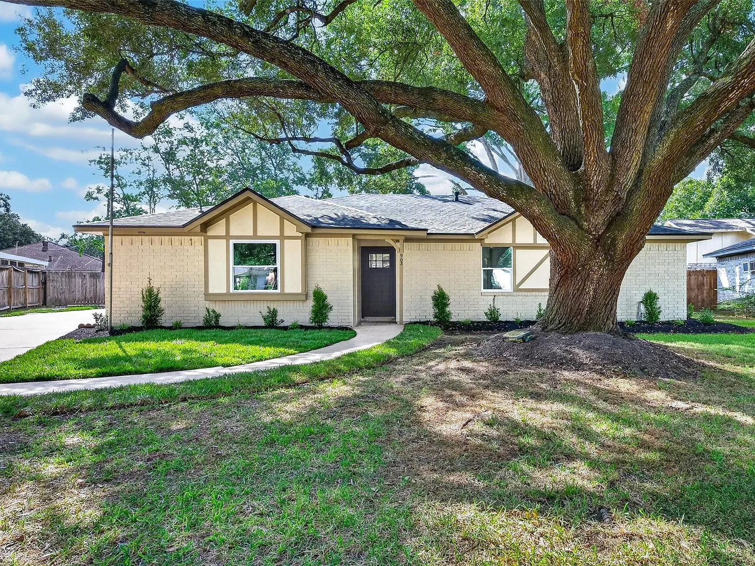 3 bed, 2.5 bath, 1849 sqft, $2,600 — Photo 3