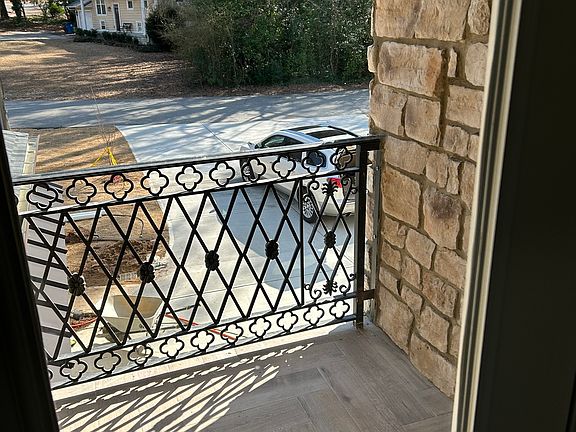 4th image of 204 Hilltop Dr