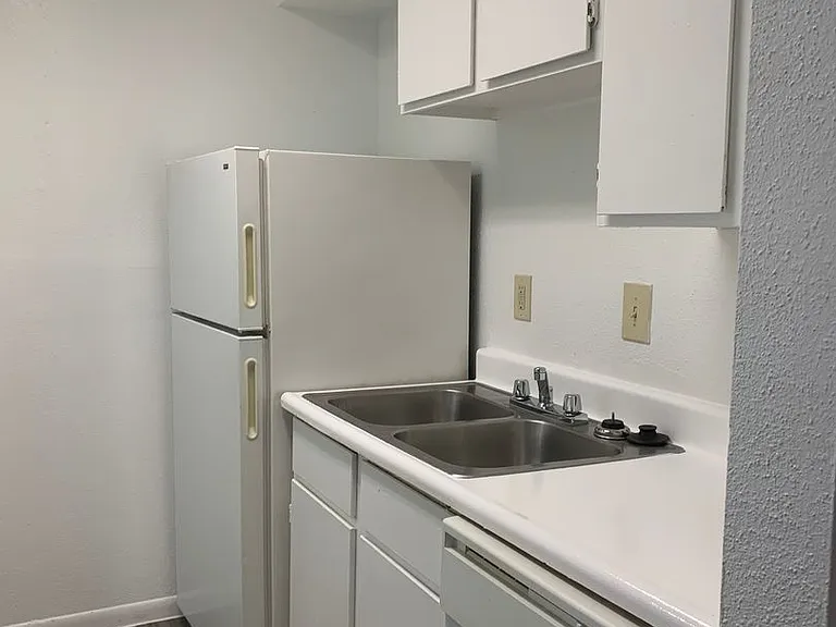 Emerald Cove Apartments — Photo 49
