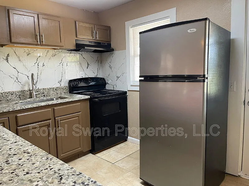 2 bed, 1.0 bath, 768 sqft, $1,395 — Photo 3