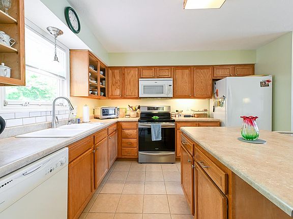 3rd image of 254 John St Lot 18