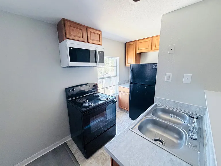 1002 Avenue E #4 — Photo 4