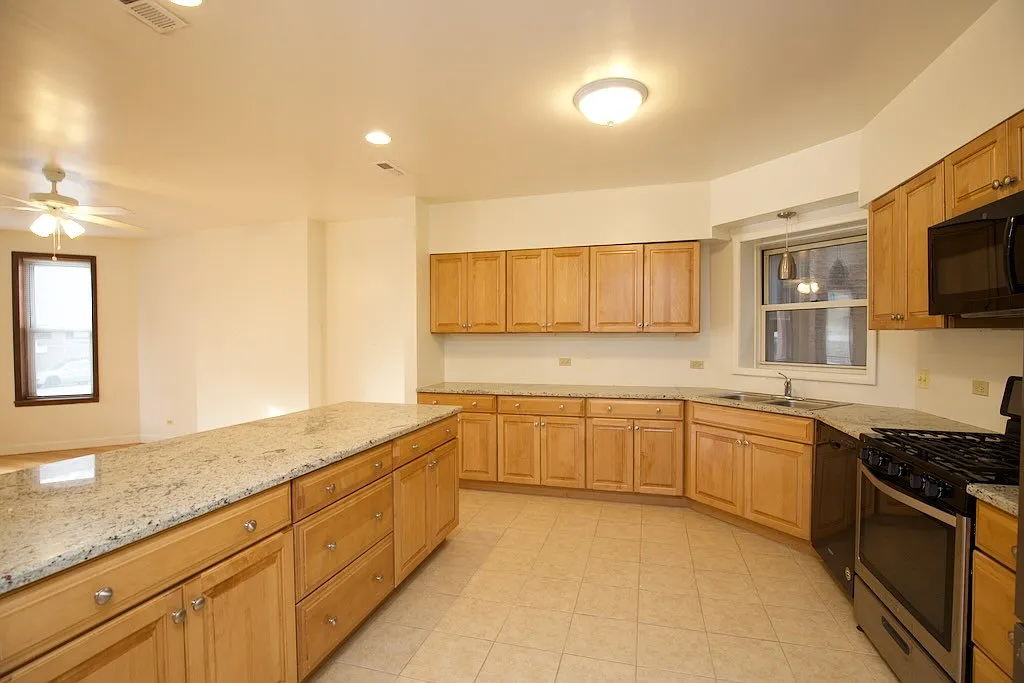 Astounding 4 Bed, 2 Bath at Sheridan + Columbia (Rogers Park) — Photo 4
