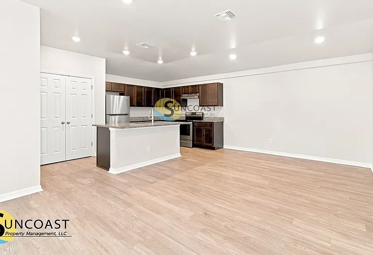 306 Urbana St — Photo 5