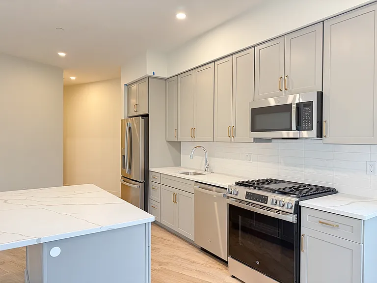 496-500 Talbot Ave #102 — Photo 3