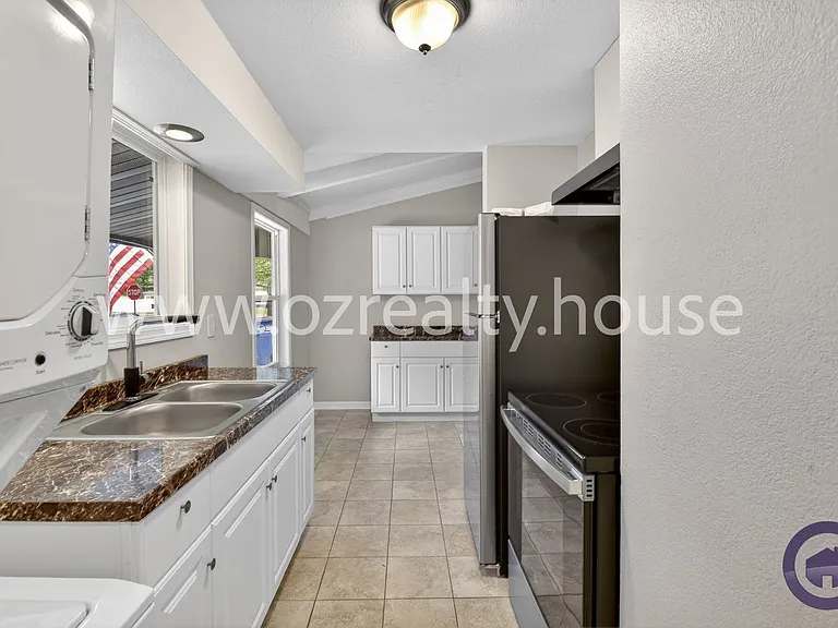 3040 E Lincolnshire Blvd #B — Photo 7