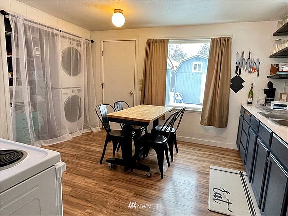 Laundry and pantry off the kitchen