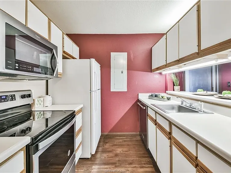 529 SW Parkway #203 — Photo 15