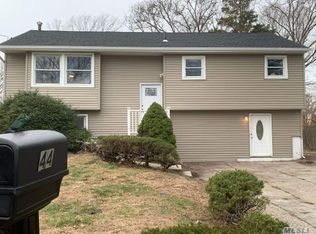 44 Newtown Ave, Selden, NY 11784