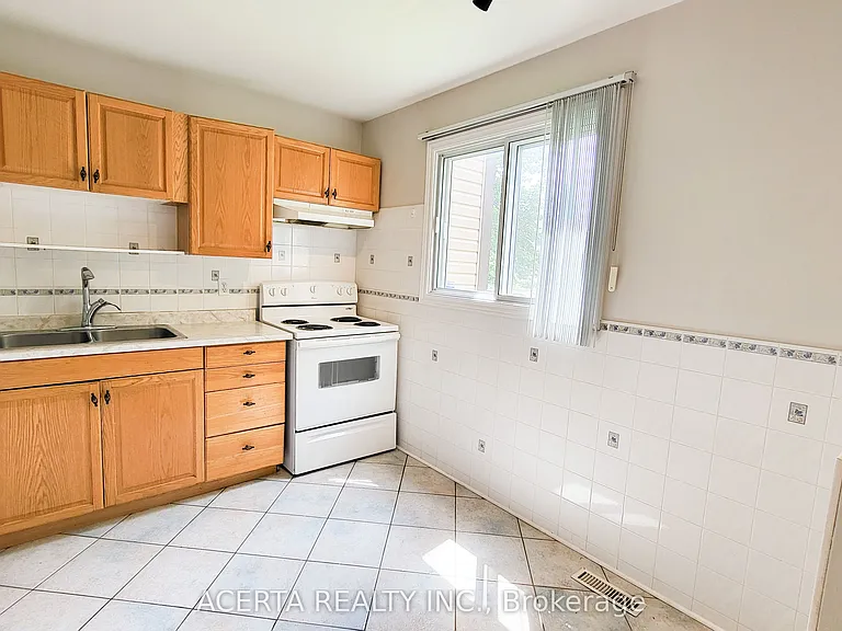 249 Teal Cres — Photo 3