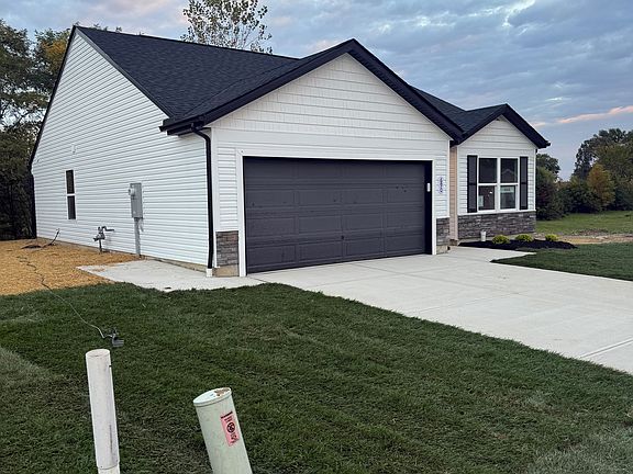 3rd image of 690 Addy Ave