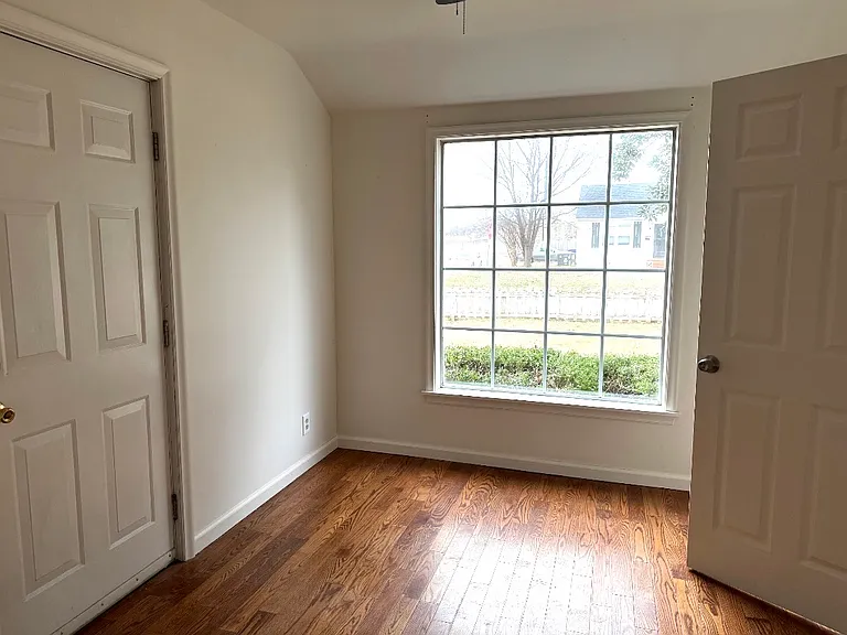 204 E 33rd Pl — Photo 7