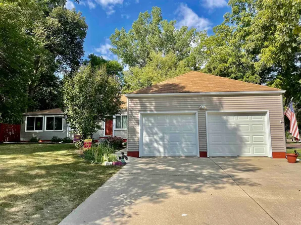 304 27th St, Spirit Lake, IA 51360
