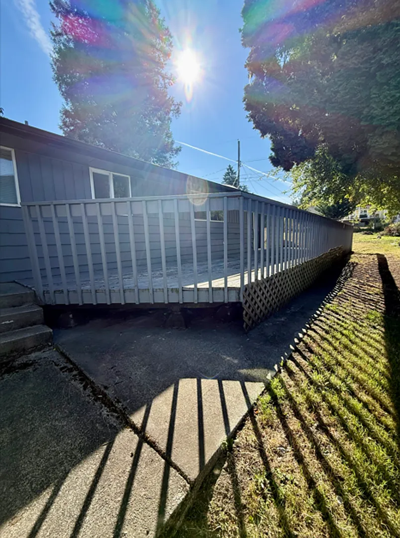 East Tacoma Home with 4 Bedrooms — Photo 4