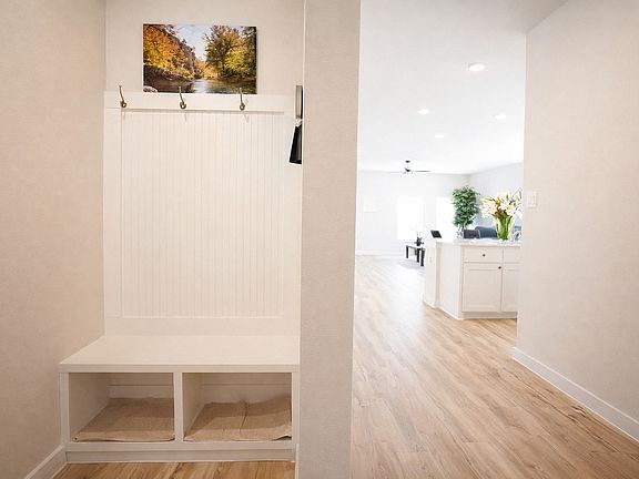 5th image of 655 Scarlett St