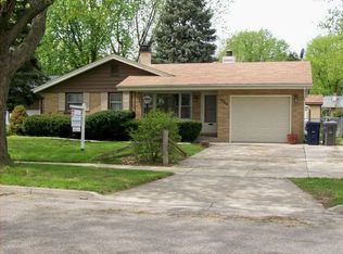 1266 Blackhawk Dr, Elgin, IL 60120