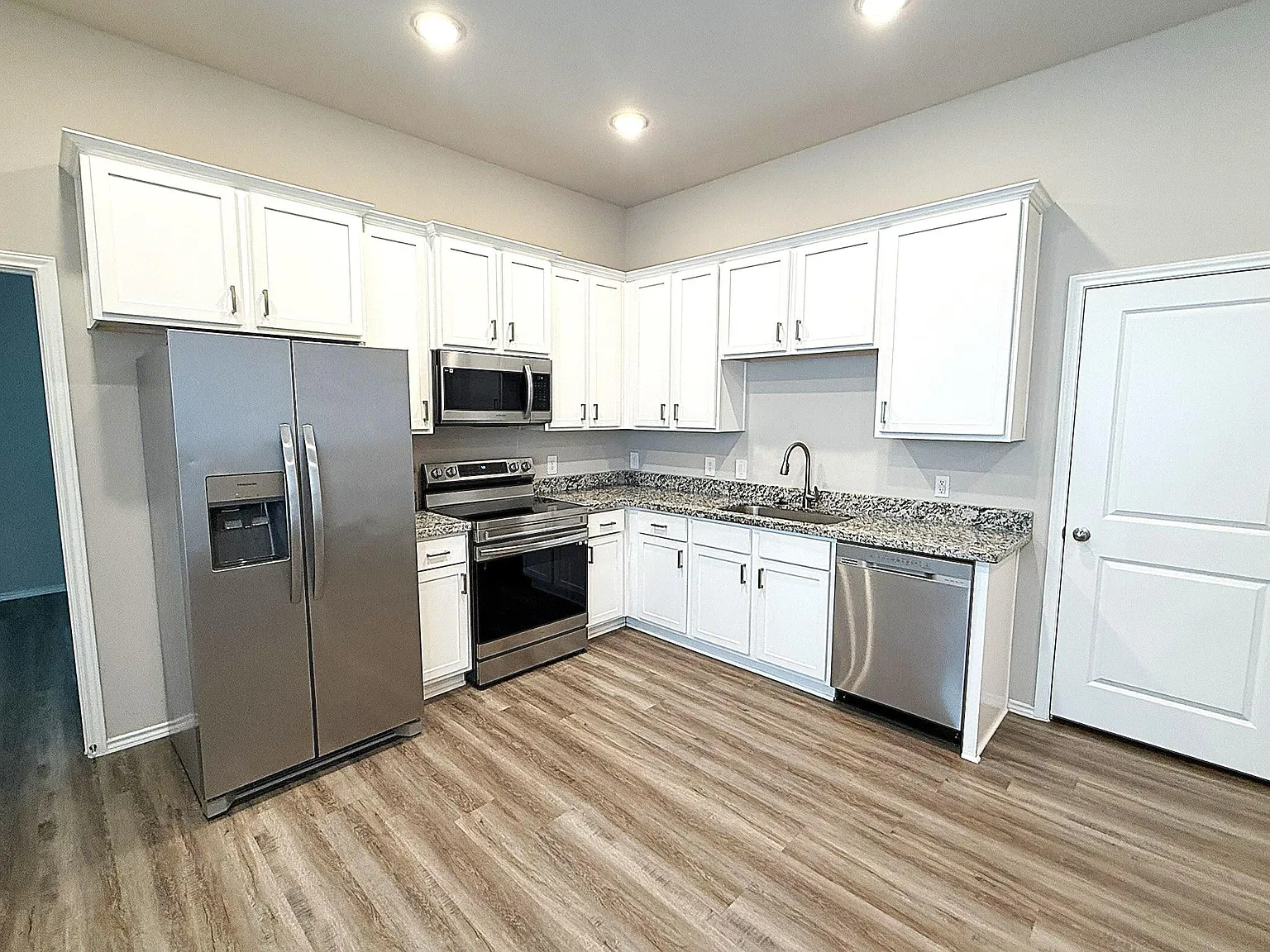 3 bed, 2.0 bath, 1000 sqft, $1,275 — Photo 3