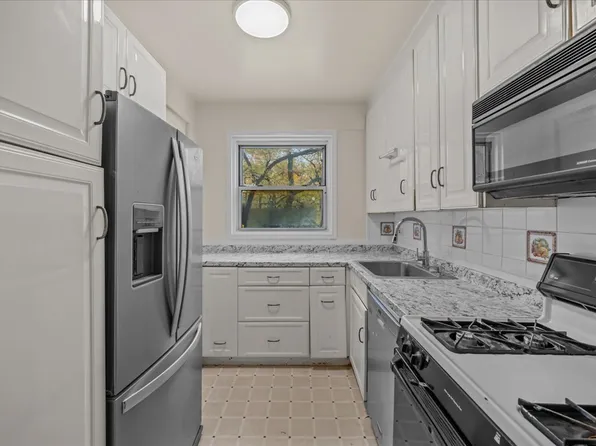 750 Kappock Street image 4 of 17