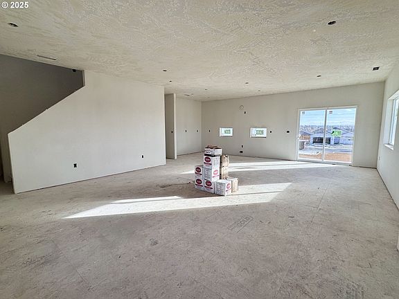 5th image of 884 E Kinsley Ave