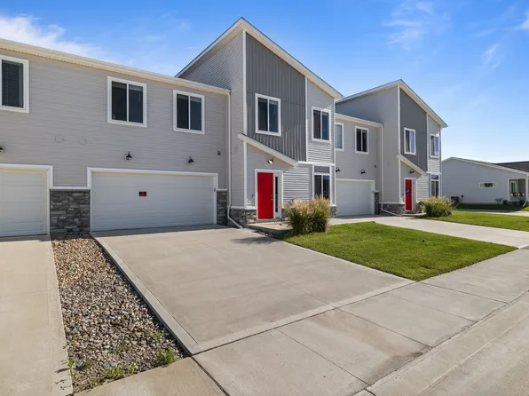 9570 Crestview Dr, West Des Moines, IA 50266