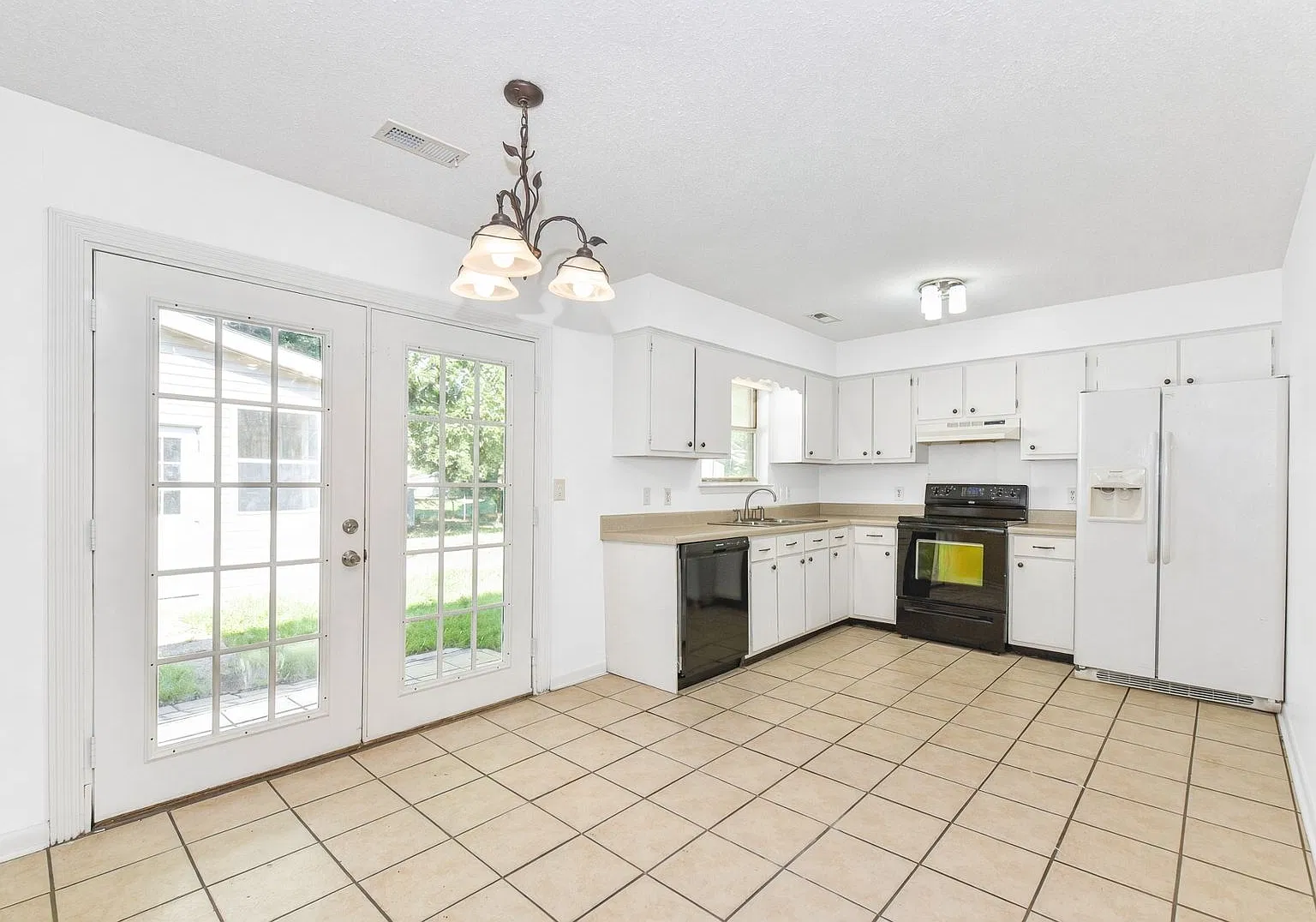 Move-In Special: Get your second month FREE when you sign a lease by November 1! — Photo 2