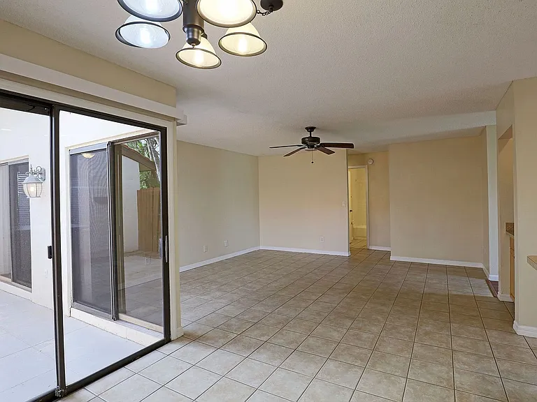 1420 Park Shore Cir #3 — Photo 13