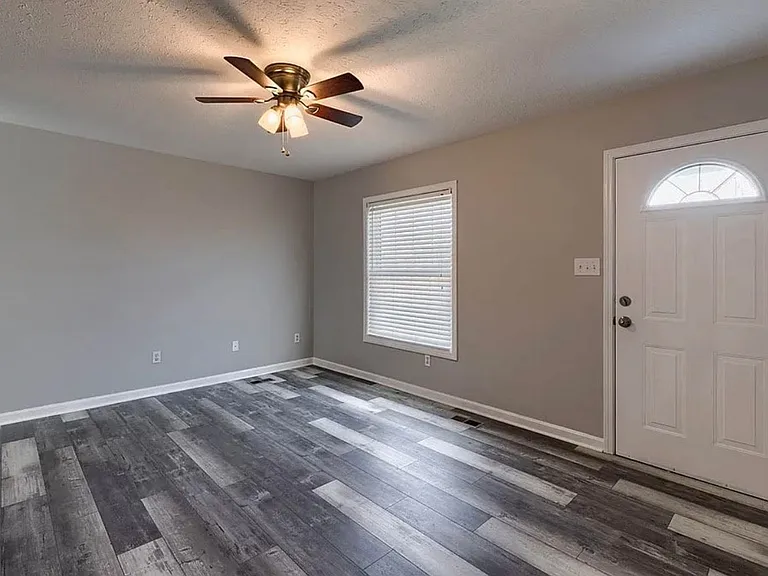 2228 Berkshire Dr — Photo 9