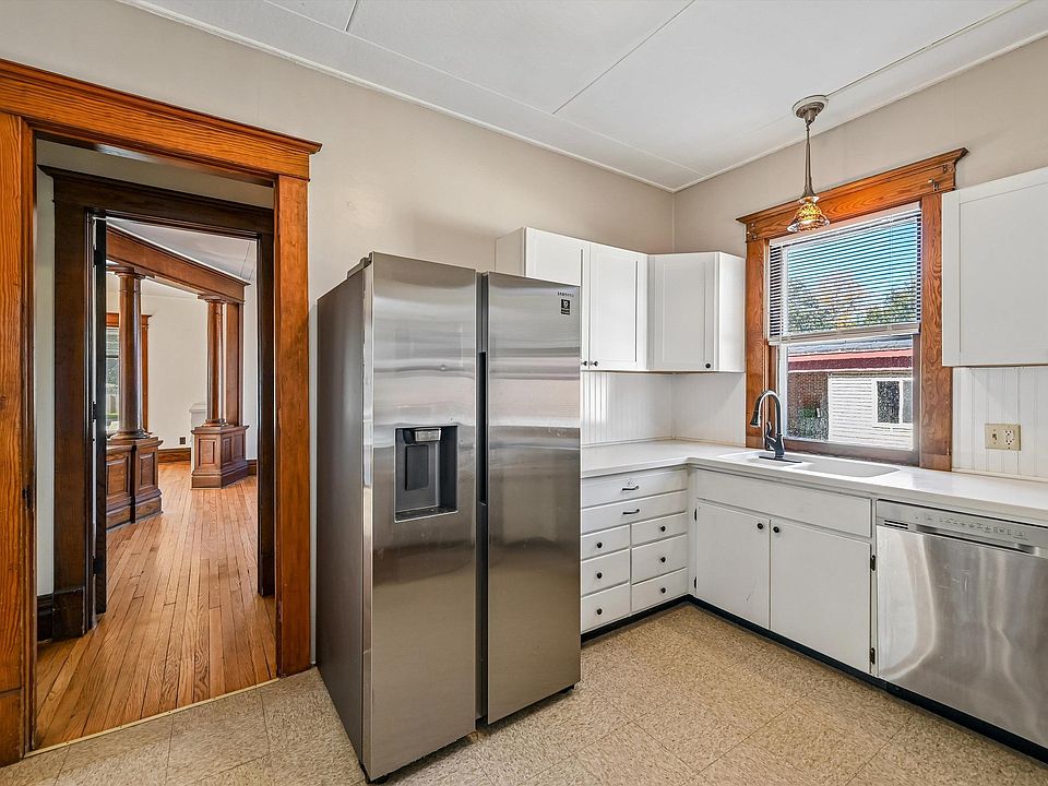 10th image of 407 3rd St SE