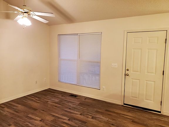 4th image of 111 Rockyreef Cir