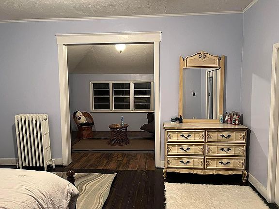 4th image of 310 Maple Ave E
