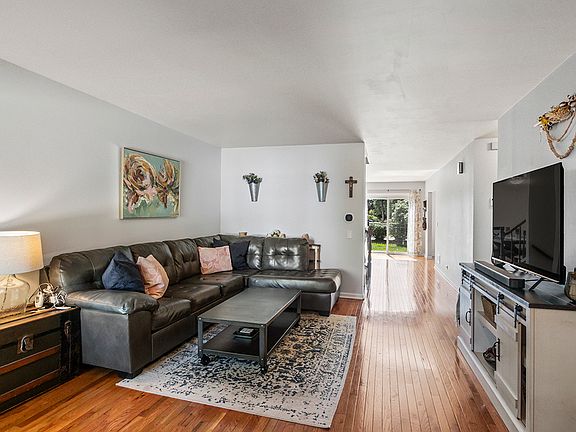 2nd image of 1959 N Jamestown Dr #31