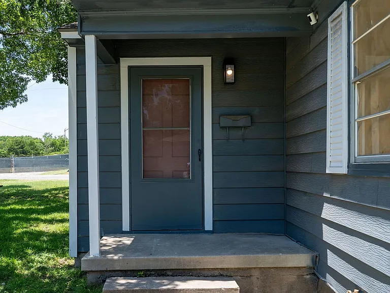 1621 Davis Blvd — Photo 2